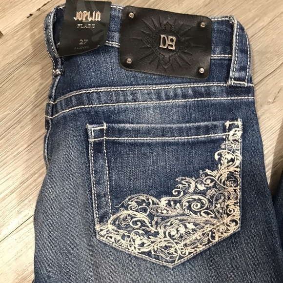 District 9 NWT Medium Wash Joplin Flare Jeans size 27 Long - Picture 2 of 9